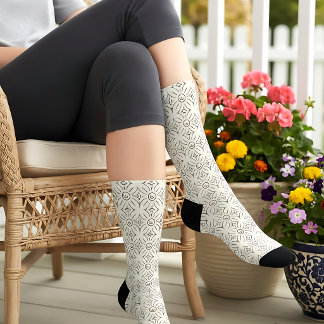 Hübsches Elfenbein- und Graublumenmuster Socken