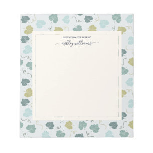 Hübsches grünes Blätter Muster vom Schreibtisch de Notizblock