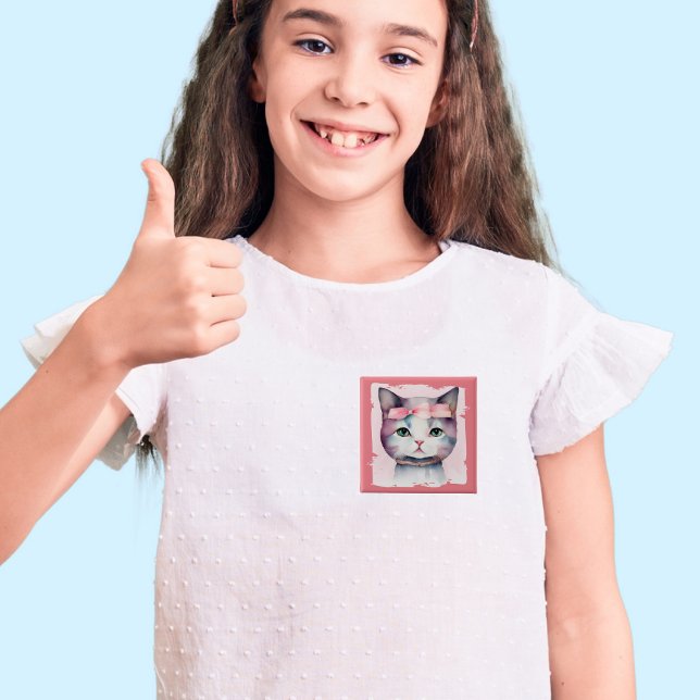 Hübsches Kätzchen mit rosa Knopf Button (Von Creator hochgeladen)