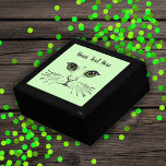 Hübsches Katzengesicht in schwarzen grünen Augen W Erinnerungskiste<br><div class="desc">Diese Geschenkboxen für Schmuck,  Schmuck oder Geschenke hat das hübsche Gesicht einer Katze,  die schwarz gezeichnet wird,  mit intensiven grünen Augen und langen Flüstern auf hellgrünem Hintergrund. Passen Sie Ihren Text mit der Vorlage an.</div>