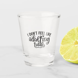 Hübsches Kind, das ich heute nicht wie Erwachsene Schnapsglas
