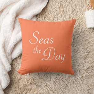 Hübsches Korallenrosa "Seas the Day" Kissen