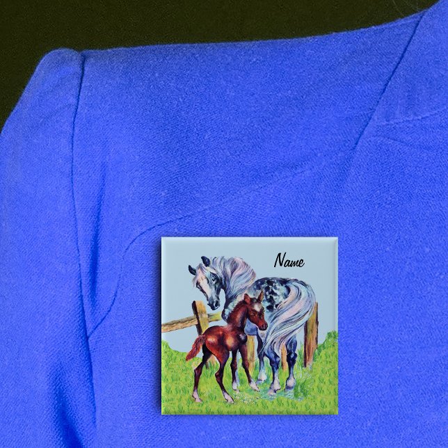Hübsches Liebespferd mit braunem Gras Button (Pretty mother horse in grass field with brown baby colt by fence on square pin back button.)