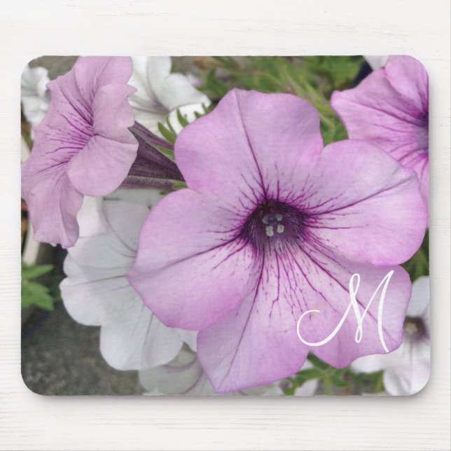 Hübsches Lila Petunia Blume Foto Monogramm Mousepad (Vorne)