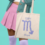 Hübsches Lila Skorpio Astrologie Zeichen Personali Tragetasche<br><div class="desc">Diese hübsche lila und Lavendel Scorpio Tote Tasche zeigt Ihr astrologisches Zeichen aus dem Zodiac in einem schönen Funkeln wie die Sternbilder. Passen Sie dieses niedliche,  personalisierte Geschenk mit Ihrem Namen in einem wunderschönen kursiven Skript für jemanden mit einem späten Oktober oder Anfang November Geburtstag an.</div>