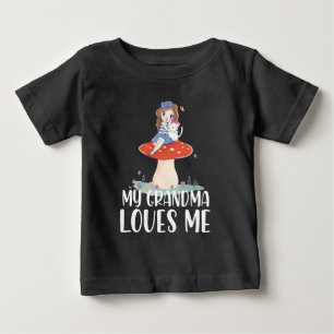 Hübsches Mädchen auf einem Pilz, meine Oma liebt Baby T-shirt