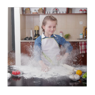 Hübsches Mädchen in einer chaotischen Küche Fliese