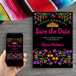 Hübsches mexikanisches Fiesta Floral Gold Tiara Bl Save The Date<br><div class="desc">Ankündigung Datum freihalten Karte, die Sie an jeden Anlass anpassen können, um Anzug. Das Blumendesign besticht durch eine Fülle hübscher mexikanischer Fiesta-Blume mit süßer Typografie in Rosa und schwarzem Hintergrund. Die Vorlage ist für Sie Set, um die Postkarte mit Ihrem besonderen Datum, Ihrem Anlass und Ihrem Namen zu personalisieren. Girly,...</div>