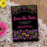 Hübsches mexikanisches Fiesta Schwarz/Rosa Save The Date<br><div class="desc">Ankündigung Datum freihalten Karte, die Sie an jeden Anlass anpassen können, um Anzug. Das Blumendesign besticht durch eine Fülle hübscher mexikanischer Fiesta-Blume mit süßer Typografie in Rosa und schwarzem Hintergrund. Die Vorlage ist für Sie Set, um die Postkarte mit Ihrem besonderen Datum, Ihrem Anlass und Ihrem Namen zu personalisieren. Girly,...</div>