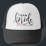 Hübsches modernes Kalligrafieteam Bridge Custom Truckerkappe<br><div class="desc">Teambride LKWer mit schwarzer moderner Kalligraphie und rotem Herz. Dies ist ideal für Brautpartys,  Junggeselinnen-Abschiede und andere Hochzeitsveranstaltungen. Personalisieren Sie diese Hüte für jeden Gast. Dieses Design ist in anderen Produkten erhältlich.</div>