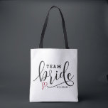 Hübsches modernes Kalligrafieteam Brigade Personal<br><div class="desc">Hübsch Modernes Kalligrafieteam Bride Personalisiert Button Tote Bag. Individuell gestaltbare Totentasche mit modernster schwarzer Kalligrafie mit rotem Herzinfarkt. Dies ist ein Geschenk für Junggeselinnen-Abschied und für Ihr Brautparty.</div>