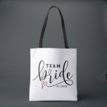 Hübsches modernes Kalligrafieteam Brigade Personal<br><div class="desc">Hübsch Modernes Kalligrafieteam Bride Personalisiert Button Tote Bag. Individuell gestaltbare Totentasche mit modernster schwarzer Kalligrafie mit rotem Herzinfarkt. Dies ist ein Geschenk für Junggeselinnen-Abschied und für Ihr Brautparty.</div>