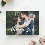 Hübsches modernes kalligrafisches Hochzeitssemble  Postkarte<br><div class="desc">Die perfekte Karte,  um Ihren Gästen zu danken,  dass sie Teil Ihres Hochzeitstages sind. Dieses anpassbare Dankeschön-Postcard bietet ein weißes,  modernes Kalligraphie-Overlay. Dieses Design ist auch in anderen Karten erhältlich.</div>