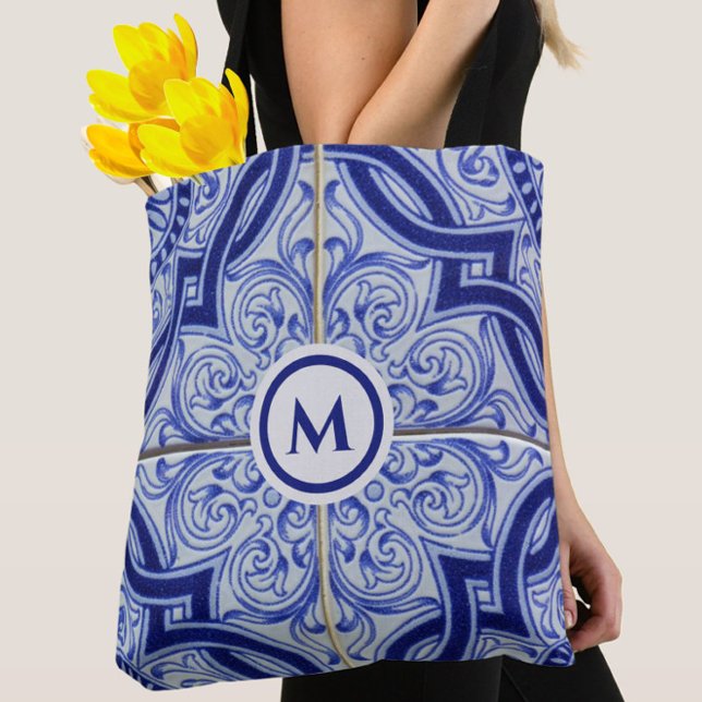 Hübsches Monogramm blaues + weißes Fliesenmuster (Errands won't be boring with this pretty monogram blue and white tile pattern tote bag! )