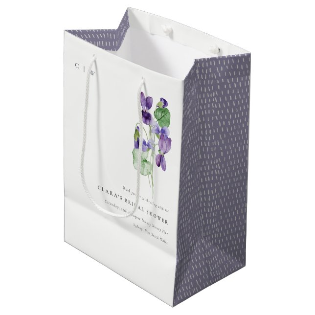 Hübsches Monogramm Violett Blumenkohl-Brautparty Mittlere Geschenktüte (Vorderseite Schrägansicht)
