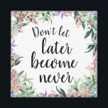 Hübsches Motivierend Zitat Magnet<br><div class="desc">Hübscher und femininer Knopfmagnet mit Blumenkranz in Aquarellfarben,  der motivierend Zitat "lass nicht später nie" abbildet</div>