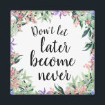 Hübsches Motivierend Zitat Magnet<br><div class="desc">Hübscher und femininer Knopfmagnet mit Blumenkranz in Aquarellfarben,  der motivierend Zitat "lass nicht später nie" abbildet</div>