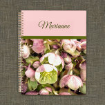 Hübsches Personalisiertes Rosa und Olivenöle Planer<br><div class="desc">Dieses hübsche mit Monogramm Design zeichnet sich durch hübsche rosa und grüne Hellebore (manchmal auch als Hellebohrer oder Heliabore beschrieben) aus, die mit einem rosa Farbblock umgeben sind, der von Oliven umrahmt ist. Der Name Ihres Empfängers ist in einem Skript-Schriftart in Oliven im rosa Farbblock geschrieben. Die Gattung Helleborus umfasst...</div>