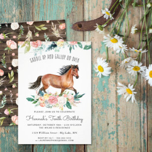 Hübsches Pferd und Blume auf rustikalem Holz zum G Einladung