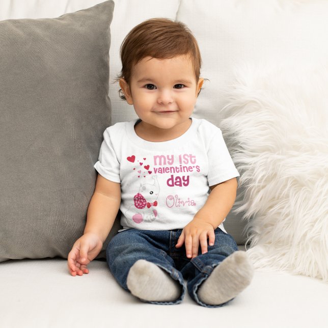 Hübsches Pink Girl's First Valentine Day Custom Baby T-shirt (Von Creator hochgeladen)