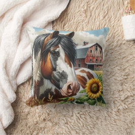 Hübsches Pinto Brown und Weißpferd auf rustikaler Kissen