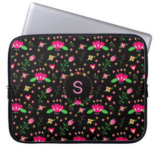 Hübsches rosa Blumenmuster auf schwarzem Monogramm Laptopschutzhülle