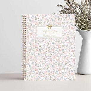 Hübsches rosa Blumenmuster mit Bow Monogramm Notizbuch