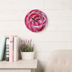 Hübsches Rosa erhob sich nah Große Wanduhr