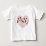 Hübsches rötlich-rosa Herzbaby zum Shirt für niedl<br><div class="desc">Hübsches,  rötlich-rosa Herzchen für niedliches Shirt. Benutzerdefinierte Kleidung mit personalisiertem Text. Fügen Sie Ihren eigenen Namen oder Ihr eigenes Wort hinzu. Vintage Liebe Symbol mit Skripttypografie. Spezielle Babyduschgeschenke für Neugeborene und Neugeborene.</div>