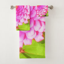 Hübsches Round Pink Zinnia im Sommergarten