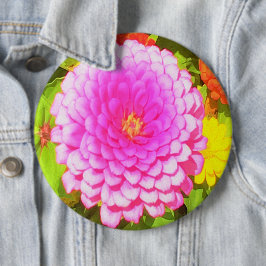 Hübsches Round Pink Zinnia im Sommergarten Button