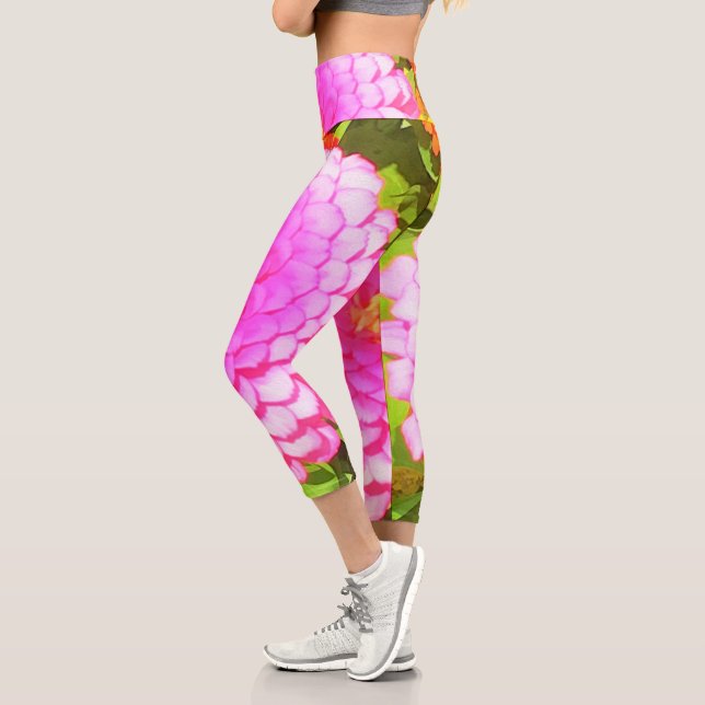 Hübsches Round Pink Zinnia im Sommergarten Capri Leggings (Links)