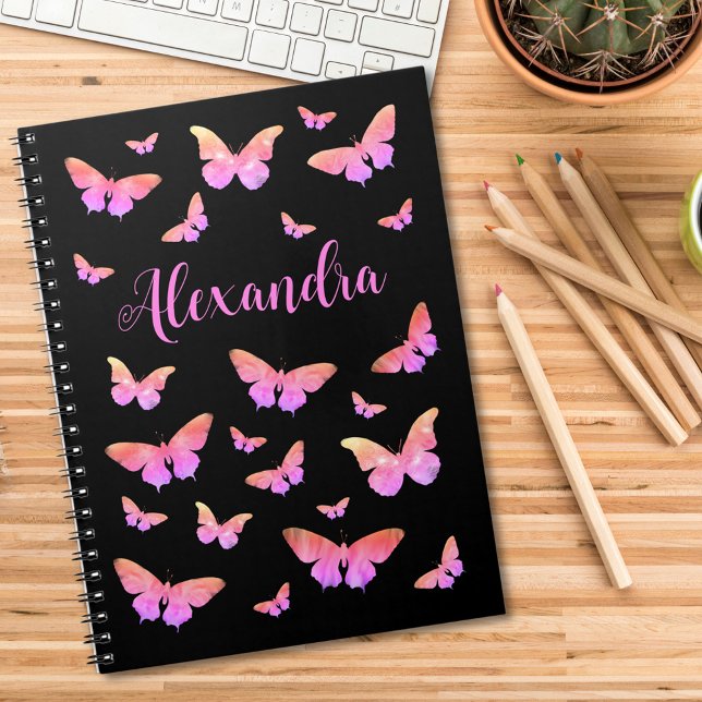 Hübsches Schmetterlingsmuster Rosa Schwarzer Name Notizblock (Modern butterfly pattern pink and black custom name notebook with elegant typography script )