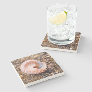 Hübsches Seashell am Rocky Beach mit benutzerdefin Steinuntersetzer