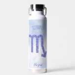 Hübsches Skorpio Astrologie Signieren Personalisie Trinkflasche<br><div class="desc">Diese hübsche lila und Lavendel Scorpio Wasserflasche zeigt Ihr astrologisches Zeichen aus dem Zodiac in einem schönen Funkeln wie die Sternbilder. Passen Sie dieses niedliche,  personalisierte Geschenk mit Ihrem Namen in einem wunderschönen kursiven Skript für jemanden mit einem späten Oktober oder Anfang November Geburtstag an.</div>