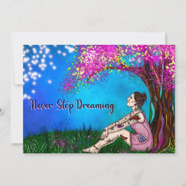 Hübsches Tattooid-Mädchen unter einem Zauberbaum