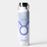 Hübsches Taurus Astrologie Signieren Personalisier Trinkflasche<br><div class="desc">Diese hübsche,  personalisierte lila und Lavendel Taurus Wasserflasche zeigt Ihr astrologisches Zeichen aus dem Zodiac in einem schönen Funkeln wie die Sternbilder. Passen Sie dieses niedliche Astrologie-Symbol mit Ihrem Namen in einem wunderschönen kursiven Skript für jemanden mit einem Ende April oder Anfang Mai Geburtstag.</div>