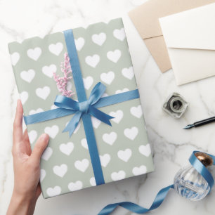 Hübsches weißes Herz Muster Pastellgrün Geschenkpapier