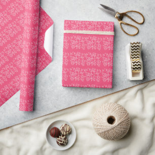 Hübsches weißes Wildblumenmuster auf Rosa Geschenkpapier
