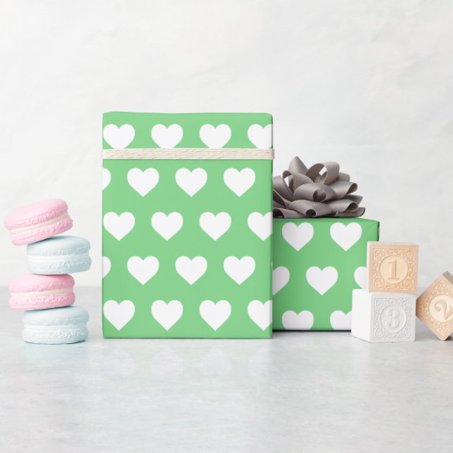 Hübsches Weißherz Muster Sommergrün Geschenkpapier (Babyparty)