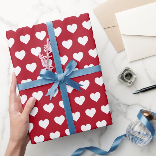 Hübsches White Hearts Muster Classic Red Geschenkpapier (Schenken)