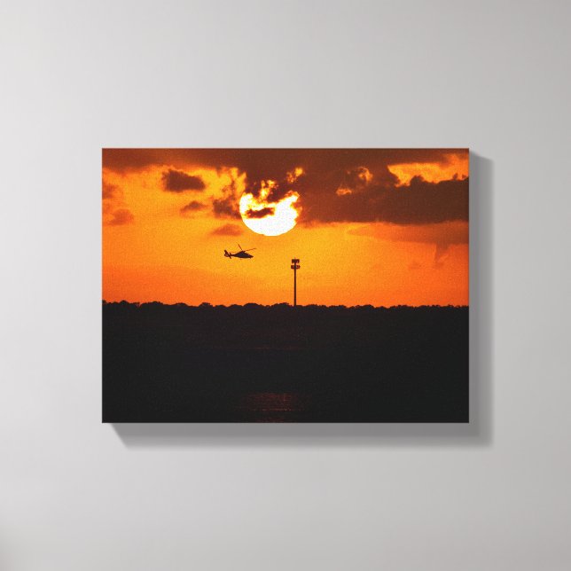 Hubschrauber fliegen bei Sonnenuntergang Leinwanddruck (Vorderseite)