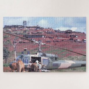 Huey aus der Ära des Vietnamkriegs in Laos Puzzle