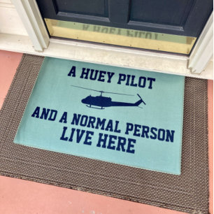 Huey Pilot und normale Person Fußmatte
