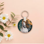 Hufeisen mit Sternen und Foto für Pferdenamen Schlüsselanhänger<br><div class="desc">Rund Foto Schlüsselanhänger personalisiert mit einem Foto Ihres Pferdes und ihren Namen auf der Kontur eines Hufeisens mit kleinen Sternen geschrieben! Fügen Sie ein Foto Ihres Pferdes und,  auf einem Hufeisengesteck geformt Overlay,  ihren Namen. Pferde Foto Schlüsselanhänger personalisiert mit dem Namen Ihres Pferdes.</div>