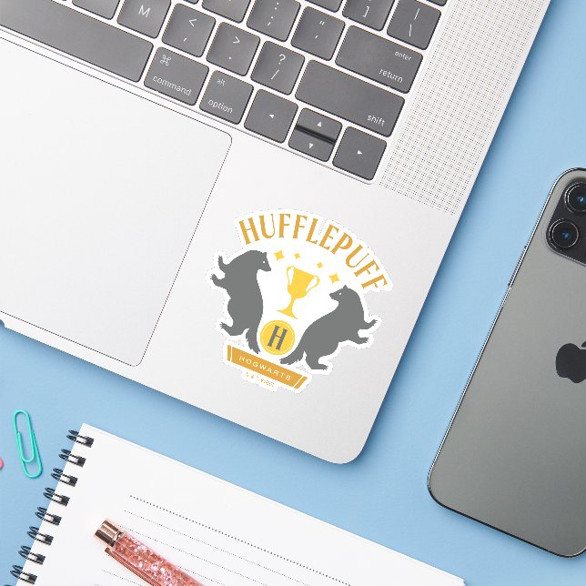 HUFFLEPUFF™ Badger und Cup House Pride Grafik Aufkleber (Laptop mit iPhone)