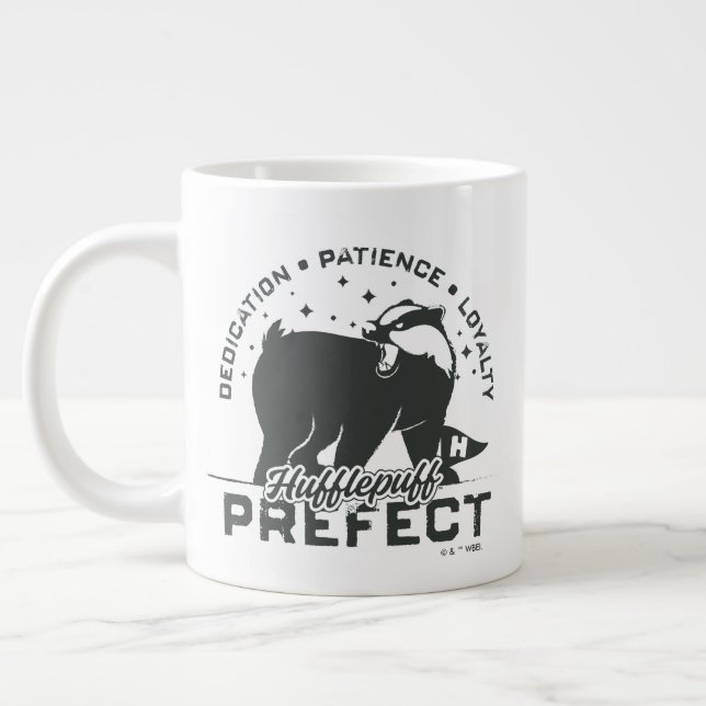 HUFFLEPUFF™ Präfektives Abzeichen Jumbo-Tasse (Links)