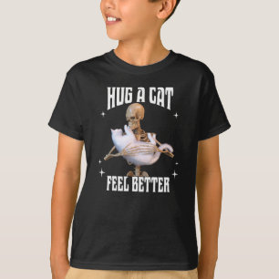 Hug eine Katze, fühle dich besser Skelett umarmt K T-Shirt