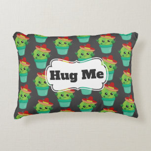 Hug Me Green Cactus in einem Red Sombrero Muster Dekokissen