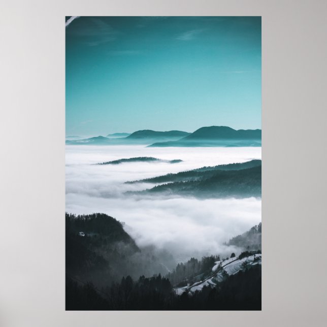 Hügel-, Nebel- und Baumebenen Poster (Vorne)